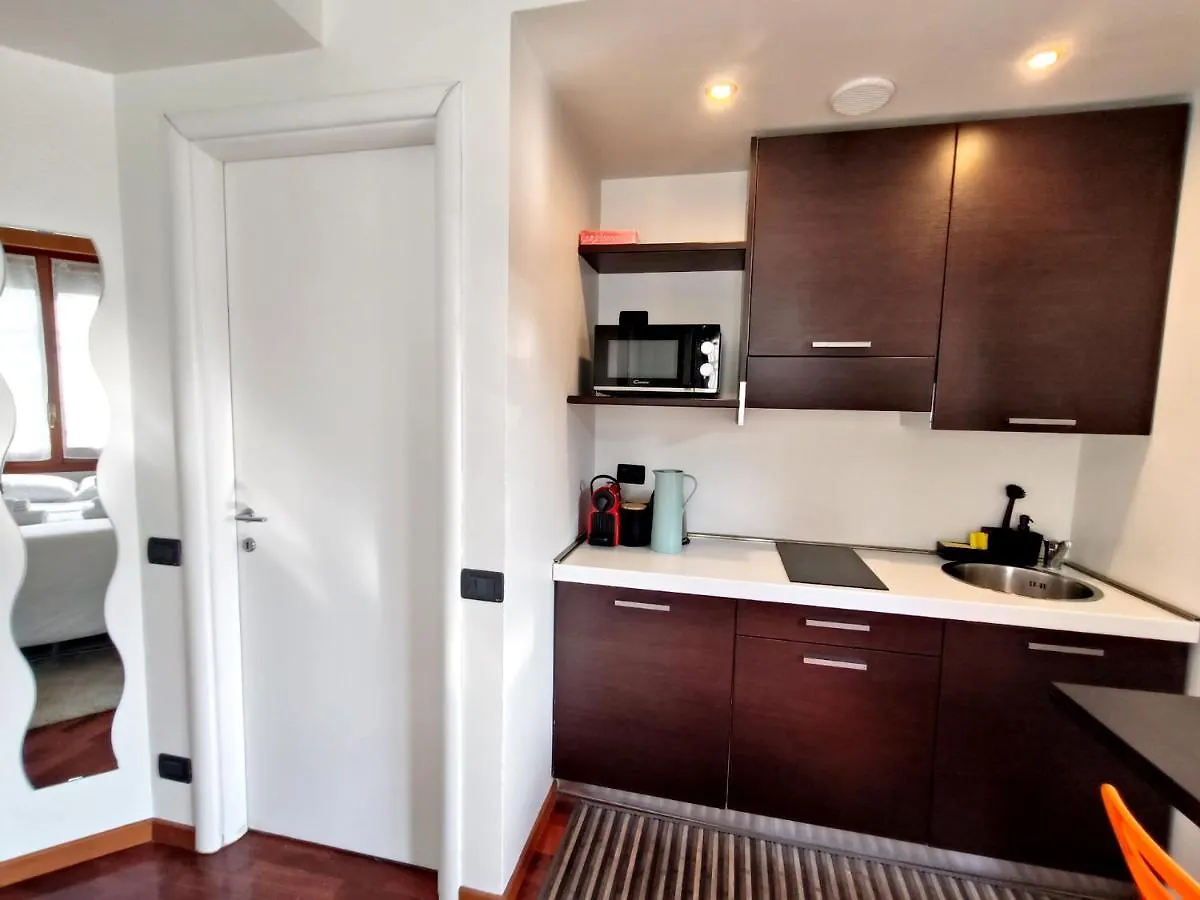 Exclusive And Unobtainable Big Terrace In Milano Downtown With Ac, Wifi, Subway M1 And M2 In Shopping Area Daire