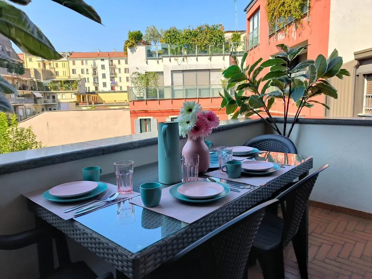 Exclusive And Unobtainable Big Terrace In Milano Downtown With Ac, Wifi, Subway M1 And M2 In Shopping Area Daire