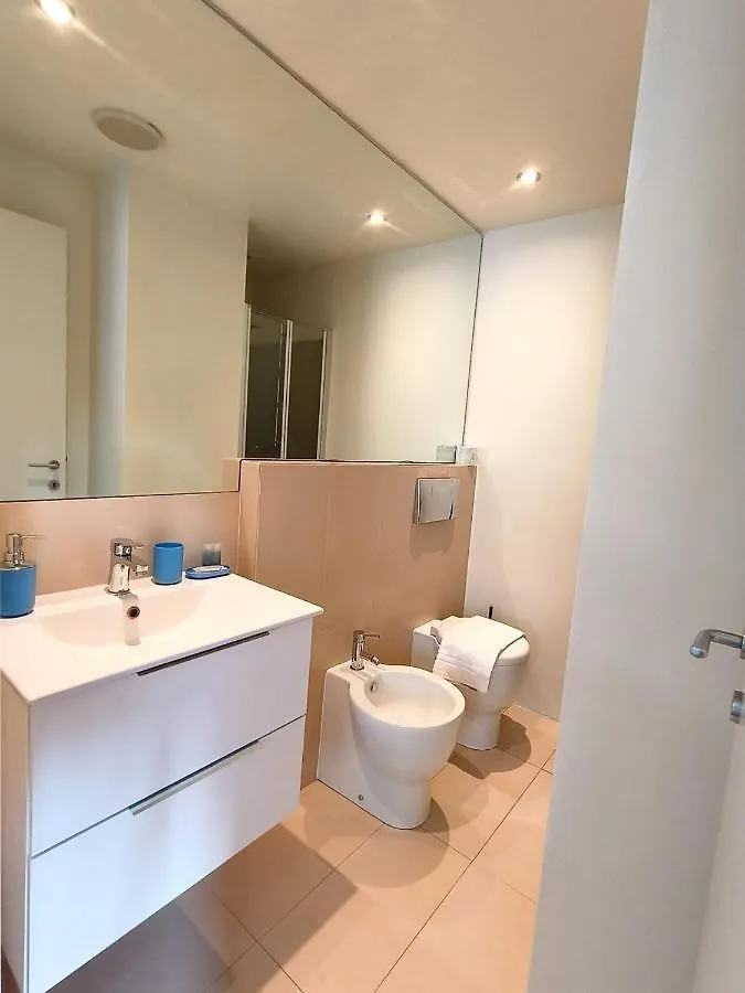 Exclusive And Unobtainable Big Terrace In Milano Downtown With Ac, Wifi, Subway M1 And M2 In Shopping Area Daire