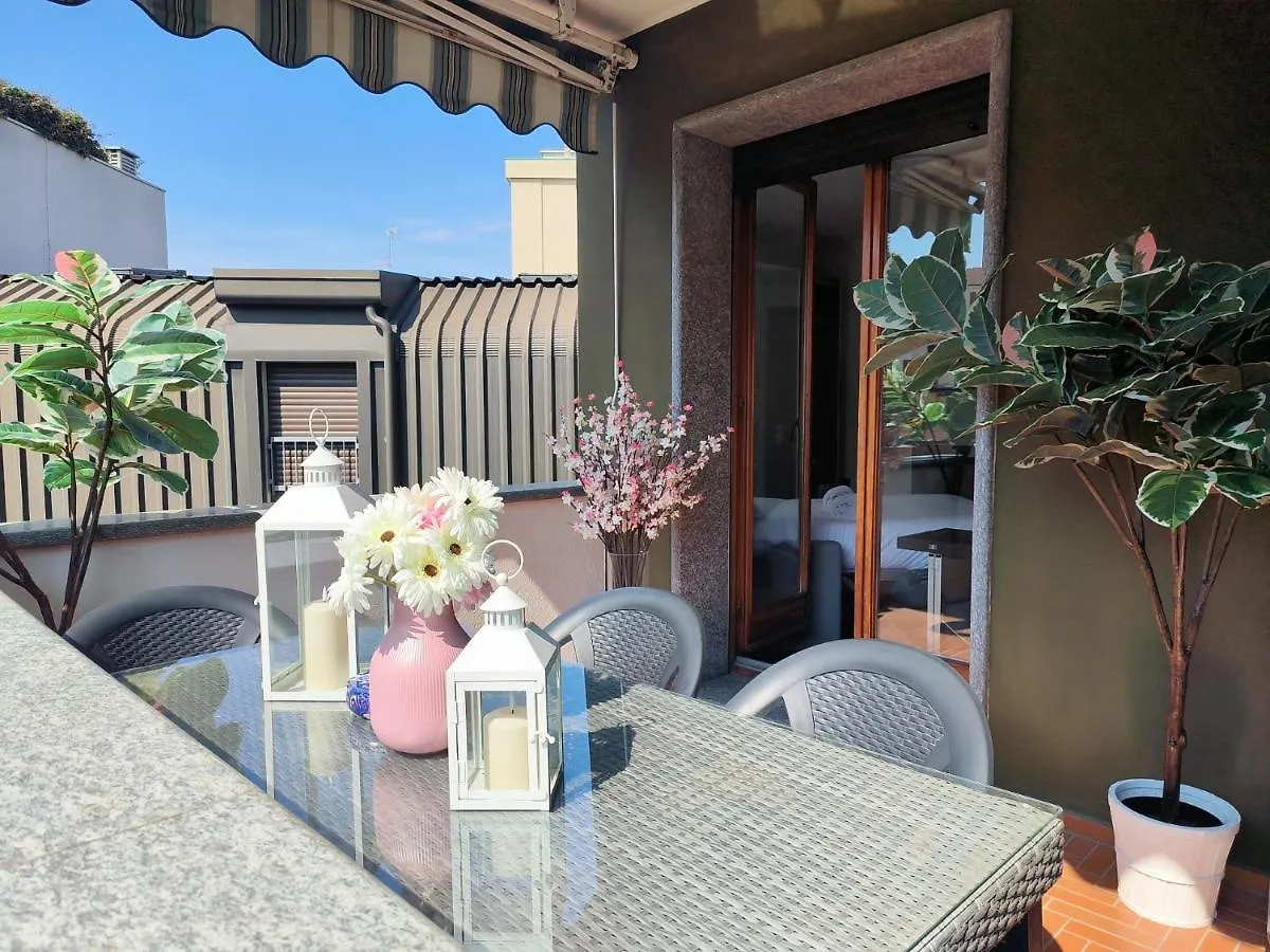 Exclusive And Unobtainable Big Terrace In Milano Downtown With Ac, Wifi, Subway M1 And M2 In Shopping Area location